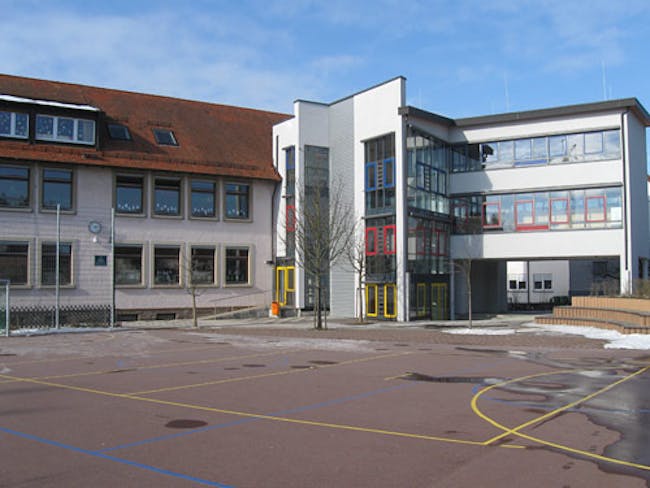 Modernisiert - Grundschule von außen
